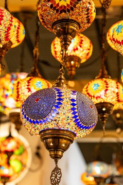 Hareketli mozaik fenerler tavandan sarkıtılıyor renkli ışık desenleri oluşturuyor ve odanın atmosferini arttırıyor..