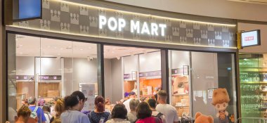 Berlin, Almanya, 30 Haziran 2025. Bir labubu oyuncağı almak için marketin pop marketinde kuyruğa girin. Yeni oyuncak koleksiyonu olan bir mağaza penceresi. Labubu Koleksiyonlarını Seçen Müşteriler