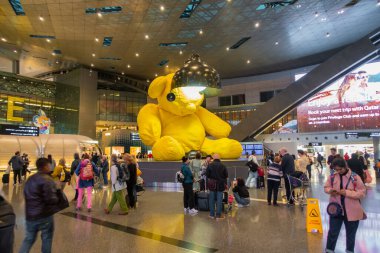 Doha, Katar 31 Ocak 23. Hamad Uluslararası Havaalanı, URS Fischer 'dan Lamba sarısı Ayı. Fifa Dünya Kupası başkenti 2022.