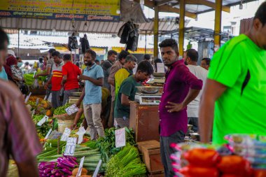 Colombo, Sri-Lanka. 03 numara. 02 numara. 2023. Colombo 'da kalabalık bir merkez gıda pazarı var. İnsanlar küçük tepsilerde ya da doğrudan yerden bir şeyler ve yiyecek satıyor. Geleneksel Sri Lanka ticareti