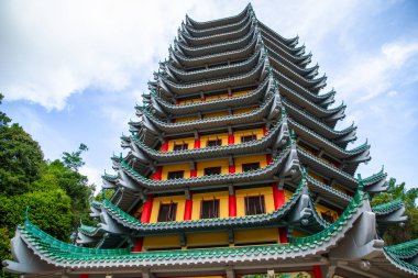 Kota Kinabalu, Sabah, Malezya. 11.08.2024 Modern geleneksel Çin tapınağı mavi gökyüzü arka planı