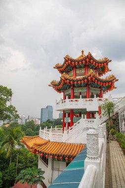 Kuala Lumpur, Malezya. 07.08.2024 en büyük Budist tapınağı Thean Hou, Kuala Lumpur. Çince süslenmiş ön cephe ve gri taş figürler