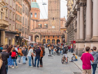Bolonya, İtalya. 01.11. İtalya 'nın Bologna şehrinin 2022 Manzarası. Evlerin cepheleri parlak terracotta gölgeleri, merkez meydandaki yüksek kuleler, Neptün 'ün bir çeşme heykeli.
