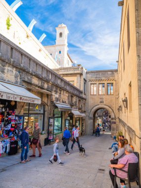 San Marino Cumhuriyeti. Dağdaki 31.10.2022 antik kale. Dar sokaklar turist, restoran ve hediyelik eşya dükkanlarıyla dolu. Aşağıda gün batımında güzel bir dağ manzarası var.
