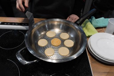 Modern tavada mini krep gevreği kızartıyorum..