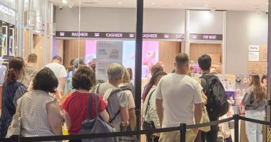 Berlin, Almanya, 30 Haziran 2025. Bir labubu oyuncağı almak için marketin pop marketinde kuyruğa girin. Yeni oyuncak koleksiyonu olan bir mağaza penceresi. Labubu Koleksiyonlarını Seçen Müşteriler