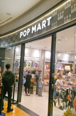 Berlin, Almanya, 30 Haziran 2025. Bir labubu oyuncağı almak için marketin pop marketinde kuyruğa girin. Yeni oyuncak koleksiyonu olan bir mağaza penceresi. Labubu Koleksiyonlarını Seçen Müşteriler