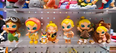 Berlin, Almanya. 11 Ağustos 2025. Berlin 'deki bir markette. Pop Mart Çin oyuncak şirketi, kör kutuda koleksiyon tasarımcısı oyuncakları satmasıyla tanınır. koleksiyonluk popüler oyuncaklar sergileniyor