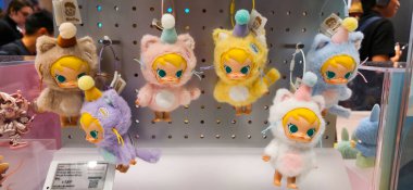 Berlin, Almanya. 11 Ağustos 2025. Berlin 'deki bir markette. Pop Mart Çin oyuncak şirketi, kör kutuda koleksiyon tasarımcısı oyuncakları satmasıyla tanınır. koleksiyonluk popüler oyuncaklar sergileniyor