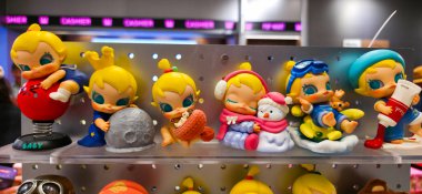 Berlin, Almanya. 11 Ağustos 2025. Berlin 'deki bir markette. Pop Mart Çin oyuncak şirketi, kör kutuda koleksiyon tasarımcısı oyuncakları satmasıyla tanınır. koleksiyonluk popüler oyuncaklar sergileniyor