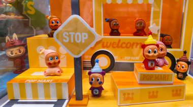 Berlin, Almanya. 11 Ağustos 2025. Berlin 'deki bir markette. Pop Mart Çin oyuncak şirketi, kör kutuda koleksiyon tasarımcısı oyuncakları satmasıyla tanınır. koleksiyonluk popüler oyuncaklar sergileniyor