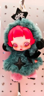 Berlin, Almanya. 11 Ağustos 2025. Berlin 'deki bir markette. Pop Mart Çin oyuncak şirketi, kör kutuda koleksiyon tasarımcısı oyuncakları satmasıyla tanınır. koleksiyonluk popüler oyuncaklar sergileniyor