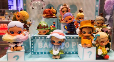Berlin, Almanya. 11 Ağustos 2025. Berlin 'deki bir markette. Pop Mart Çin oyuncak şirketi, kör kutuda koleksiyon tasarımcısı oyuncakları satmasıyla tanınır. koleksiyonluk popüler oyuncaklar sergileniyor