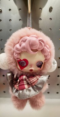 Berlin, Almanya. 11 Ağustos 2025. Berlin 'deki bir markette. Pop Mart Çin oyuncak şirketi, kör kutuda koleksiyon tasarımcısı oyuncakları satmasıyla tanınır. koleksiyonluk popüler oyuncaklar sergileniyor