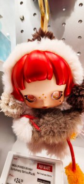 Berlin, Almanya. 11 Ağustos 2025. Berlin 'deki bir markette. Pop Mart Çin oyuncak şirketi, kör kutuda koleksiyon tasarımcısı oyuncakları satmasıyla tanınır. koleksiyonluk popüler oyuncaklar sergileniyor