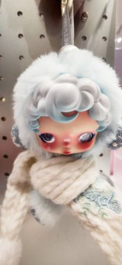 Berlin, Almanya. 11 Ağustos 2025. Berlin 'deki bir markette. Pop Mart Çin oyuncak şirketi, kör kutuda koleksiyon tasarımcısı oyuncakları satmasıyla tanınır. koleksiyonluk popüler oyuncaklar sergileniyor