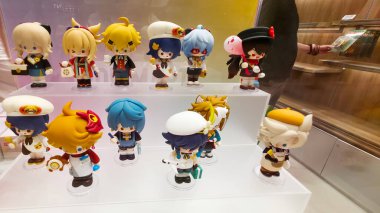 Berlin, Almanya. 11 Ağustos 2025. Berlin 'deki bir markette. Pop Mart Çin oyuncak şirketi, kör kutuda koleksiyon tasarımcısı oyuncakları satmasıyla tanınır. koleksiyonluk popüler oyuncaklar sergileniyor