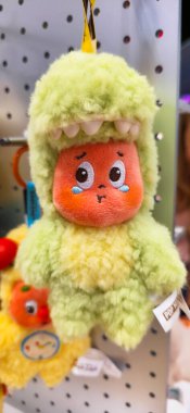 Berlin, Almanya. 11 Ağustos 2025. Berlin 'deki bir markette. Pop Mart Çin oyuncak şirketi, kör kutuda koleksiyon tasarımcısı oyuncakları satmasıyla tanınır. koleksiyonluk popüler oyuncaklar sergileniyor