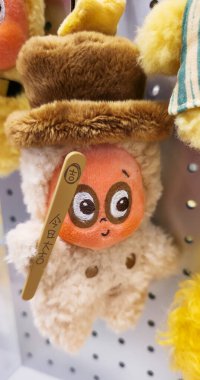 Berlin, Almanya. 11 Ağustos 2025. Berlin 'deki bir markette. Pop Mart Çin oyuncak şirketi, kör kutuda koleksiyon tasarımcısı oyuncakları satmasıyla tanınır. koleksiyonluk popüler oyuncaklar sergileniyor