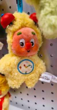 Berlin, Almanya. 11 Ağustos 2025. Berlin 'deki bir markette. Pop Mart Çin oyuncak şirketi, kör kutuda koleksiyon tasarımcısı oyuncakları satmasıyla tanınır. koleksiyonluk popüler oyuncaklar sergileniyor