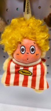 Berlin, Almanya. 11 Ağustos 2025. Berlin 'deki bir markette. Pop Mart Çin oyuncak şirketi, kör kutuda koleksiyon tasarımcısı oyuncakları satmasıyla tanınır. koleksiyonluk popüler oyuncaklar sergileniyor