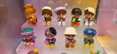 Berlin, Almanya. 11 Ağustos 2025. Berlin 'deki bir markette. Pop Mart Çin oyuncak şirketi, kör kutuda koleksiyon tasarımcısı oyuncakları satmasıyla tanınır. koleksiyonluk popüler oyuncaklar sergileniyor