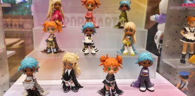 Berlin, Almanya. 11 Ağustos 2025. Berlin 'deki bir markette. Pop Mart Çin oyuncak şirketi, kör kutuda koleksiyon tasarımcısı oyuncakları satmasıyla tanınır. koleksiyonluk popüler oyuncaklar sergileniyor