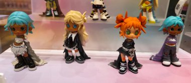 Berlin, Almanya. 11 Ağustos 2025. Berlin 'deki bir markette. Pop Mart Çin oyuncak şirketi, kör kutuda koleksiyon tasarımcısı oyuncakları satmasıyla tanınır. koleksiyonluk popüler oyuncaklar sergileniyor