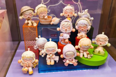 Berlin, Almanya. 11 Ağustos 2025. Berlin 'deki bir markette. Pop Mart Çin oyuncak şirketi, kör kutuda koleksiyon tasarımcısı oyuncakları satmasıyla tanınır. koleksiyonluk popüler oyuncaklar sergileniyor