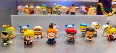 Berlin, Almanya. 11 Ağustos 2025. Berlin 'deki bir markette. Pop Mart Çin oyuncak şirketi, kör kutuda koleksiyon tasarımcısı oyuncakları satmasıyla tanınır. koleksiyonluk popüler oyuncaklar sergileniyor