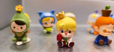 Berlin, Almanya. 11 Ağustos 2025. Berlin 'deki bir markette. Pop Mart Çin oyuncak şirketi, kör kutuda koleksiyon tasarımcısı oyuncakları satmasıyla tanınır. koleksiyonluk popüler oyuncaklar sergileniyor