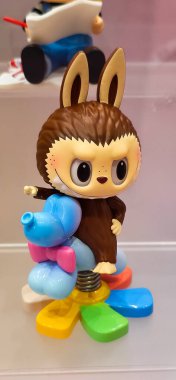 Berlin, Almanya. 11 Ağustos 2025. Berlin 'deki bir markette. Pop Mart Çin oyuncak şirketi, kör kutuda koleksiyon tasarımcısı oyuncakları satmasıyla tanınır. koleksiyonluk popüler oyuncaklar sergileniyor