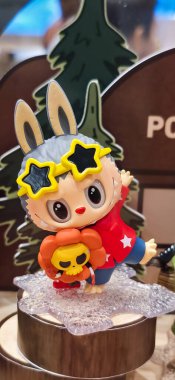 Berlin, Almanya. 11 Ağustos 2025. Berlin 'deki bir markette. Pop Mart Çin oyuncak şirketi, kör kutuda koleksiyon tasarımcısı oyuncakları satmasıyla tanınır. koleksiyonluk popüler oyuncaklar sergileniyor