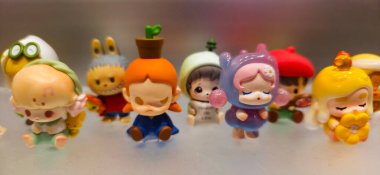 Berlin, Almanya. 11 Ağustos 2025. Berlin 'deki bir markette. Pop Mart Çin oyuncak şirketi, kör kutuda koleksiyon tasarımcısı oyuncakları satmasıyla tanınır. koleksiyonluk popüler oyuncaklar sergileniyor