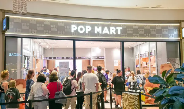 Berlin, Almanya, 30 Haziran 2025. Bir labubu oyuncağı almak için marketin pop marketinde kuyruğa girin. Yeni oyuncak koleksiyonu olan bir mağaza penceresi. Labubu Koleksiyonlarını Seçen Müşteriler