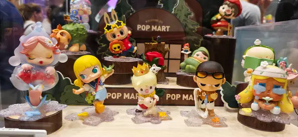 Berlin, Almanya. 11 Ağustos 2025. Berlin 'deki bir markette. Pop Mart Çin oyuncak şirketi, kör kutuda koleksiyon tasarımcısı oyuncakları satmasıyla tanınır. koleksiyonluk popüler oyuncaklar sergileniyor
