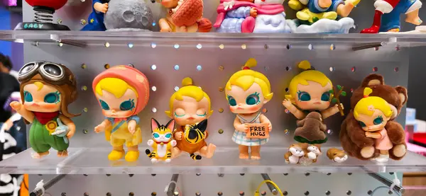 Berlin, Almanya. 11 Ağustos 2025. Berlin 'deki bir markette. Pop Mart Çin oyuncak şirketi, kör kutuda koleksiyon tasarımcısı oyuncakları satmasıyla tanınır. koleksiyonluk popüler oyuncaklar sergileniyor