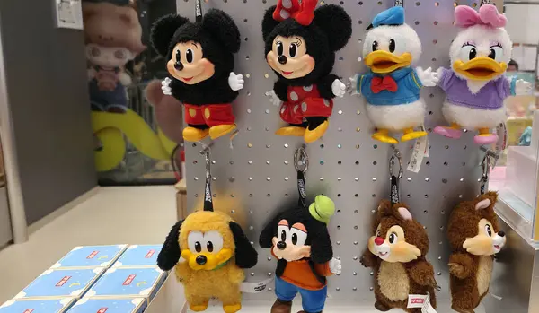 Berlin, Almanya. 11 Ağustos 2025. Berlin 'deki bir markette. Pop Mart Çin oyuncak şirketi, kör kutuda koleksiyon tasarımcısı oyuncakları satmasıyla tanınır. koleksiyonluk popüler oyuncaklar sergileniyor