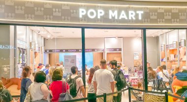 Berlin, Almanya, 30 Haziran 2025. Bir labubu oyuncağı almak için marketin pop marketinde kuyruğa girin. Yeni oyuncak koleksiyonu olan bir mağaza penceresi. Labubu Koleksiyonlarını Seçen Müşteriler