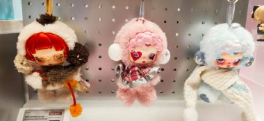 Berlin, Almanya. 11 Ağustos 2025. Berlin 'deki bir markette. Pop Mart Çin oyuncak şirketi, kör kutuda koleksiyon tasarımcısı oyuncakları satmasıyla tanınır. koleksiyonluk popüler oyuncaklar sergileniyor