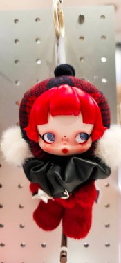 Berlin, Almanya. 11 Ağustos 2025. Berlin 'deki bir markette. Pop Mart Çin oyuncak şirketi, kör kutuda koleksiyon tasarımcısı oyuncakları satmasıyla tanınır. koleksiyonluk popüler oyuncaklar sergileniyor