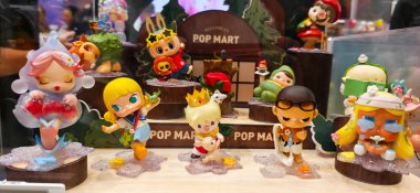 Berlin, Almanya. 11 Ağustos 2025. Berlin 'deki bir markette. Pop Mart Çin oyuncak şirketi, kör kutuda koleksiyon tasarımcısı oyuncakları satmasıyla tanınır. koleksiyonluk popüler oyuncaklar sergileniyor