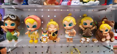 Berlin, Almanya. 11 Ağustos 2025. Berlin 'deki bir markette. Pop Mart Çin oyuncak şirketi, kör kutuda koleksiyon tasarımcısı oyuncakları satmasıyla tanınır. koleksiyonluk popüler oyuncaklar sergileniyor