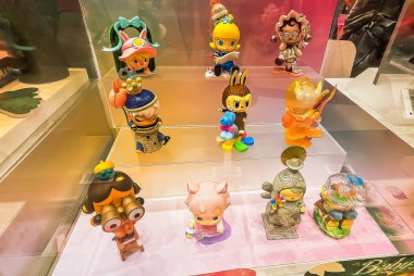 Berlin, Almanya. 27 Ağustos 2025. Market içi ziyaretçileri bakınıyor. Raflarda koleksiyon figürleri ve ürünler sergilenirken, cam anonslarda satılan Labubu serileri çeşitli tabelalar yer alıyor.