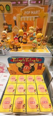 Berlin, Almanya. 27 Ağustos 2025. Market içi ziyaretçileri bakınıyor. Raflarda koleksiyon figürleri ve ürünler sergilenirken, cam anonslarda satılan Labubu serileri çeşitli tabelalar yer alıyor.