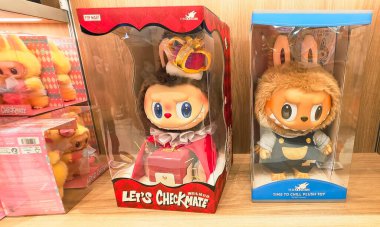 Berlin, Almanya. 27 Ağustos 2025. Market içi ziyaretçileri bakınıyor. Raflarda koleksiyon figürleri ve ürünler sergilenirken, cam anonslarda satılan Labubu serileri çeşitli tabelalar yer alıyor.