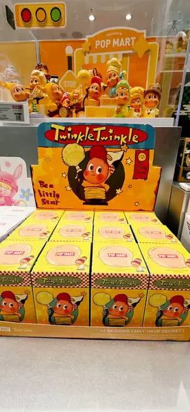 Berlin, Almanya. 27 Ağustos 2025. Market içi ziyaretçileri bakınıyor. Raflarda koleksiyon figürleri ve ürünler sergilenirken, cam anonslarda satılan Labubu serileri çeşitli tabelalar yer alıyor.