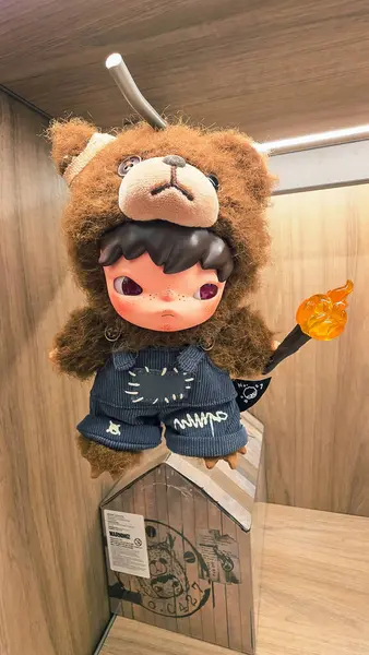 Berlin, Almanya. 27 Ağustos 2025. Market içi ziyaretçileri bakınıyor. Raflarda koleksiyon figürleri ve ürünler sergilenirken, cam anonslarda satılan Labubu serileri çeşitli tabelalar yer alıyor.