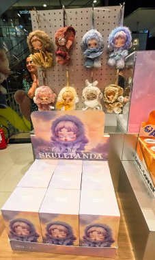 Berlin, Almanya. 27 Ağustos 2025. Market içi ziyaretçileri bakınıyor. Raflarda koleksiyon figürleri ve ürünler sergilenirken, cam anonslarda satılan Labubu serileri çeşitli tabelalar yer alıyor.