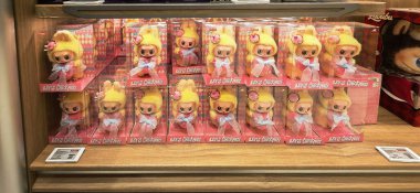 Berlin, Almanya. 27 Ağustos 2025. Market içi ziyaretçileri bakınıyor. Raflarda koleksiyon figürleri ve ürünler sergilenirken, cam anonslarda satılan Labubu serileri çeşitli tabelalar yer alıyor.